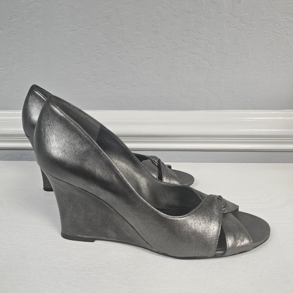 Nine West  Women Metallic, Gray Wedge Platform,  Open Toe Leather Upper Sz 8.5 - Picture 6 of 7